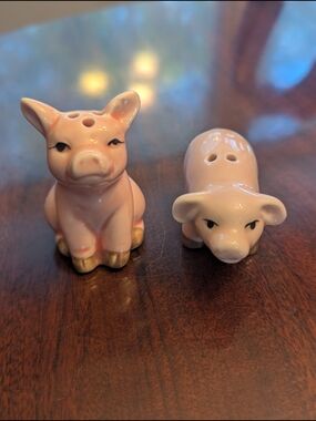 Pigs  MINI Salt And Pepper Set Cracker Barrel
